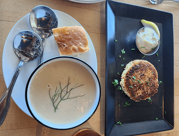 LO Roasted Garlic Dungeness Crab Soup and Crab Cake CR R 600 width