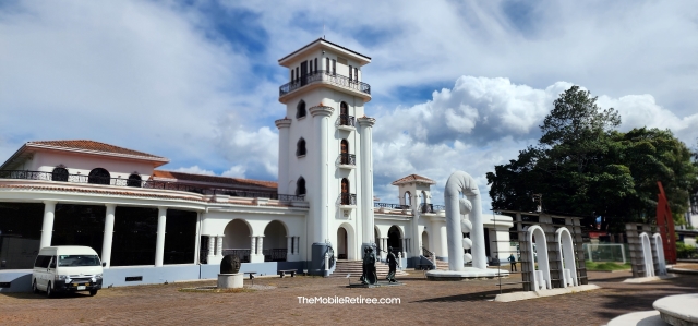 picture we took of the exterior of the  Museum of Coast Rican Art