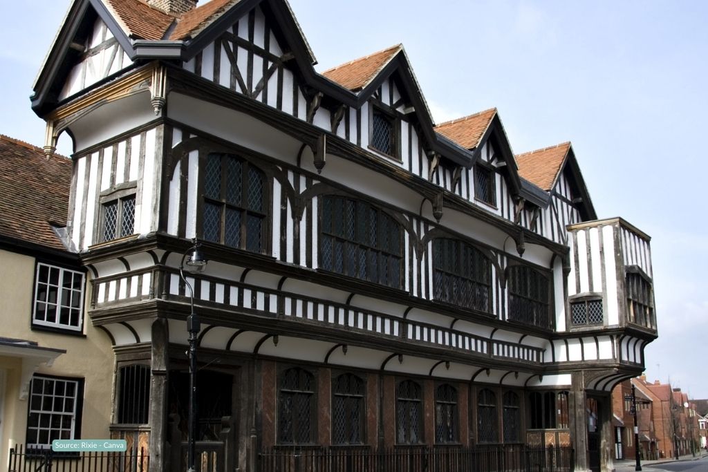 picture of the Tudor House where you can take a tour